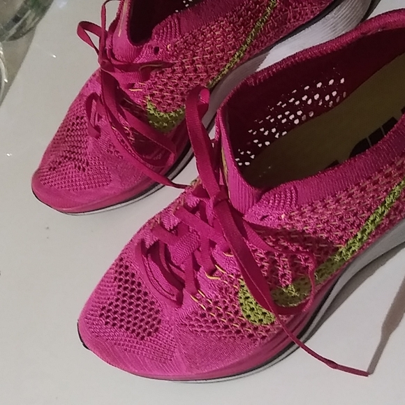 Nike FlyKnit Racers - Picture 3 of 6